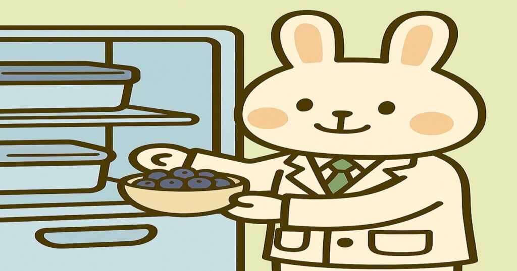 白衣を着たうさぎの薬剤師“みどりん”が、開いた冷凍庫からブルーベリーの入ったボウルを取り出しているイラスト。